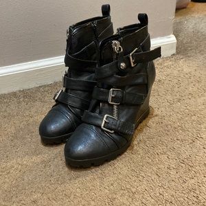 GUESS pumps with adjustable buckles plus zipper